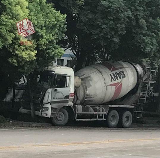 司機(jī)通宵工作開(kāi)車(chē)打瞌睡 攪拌車(chē)失控竄上人行道