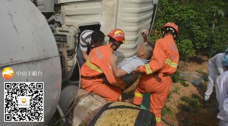 翻車！翻車！三鄉(xiāng)一大號(hào)攪拌車滾下山坡，司機(jī)...